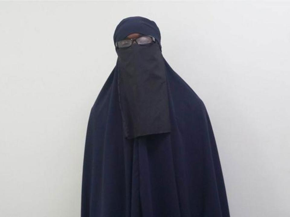 Stanley Omondi női ruhában